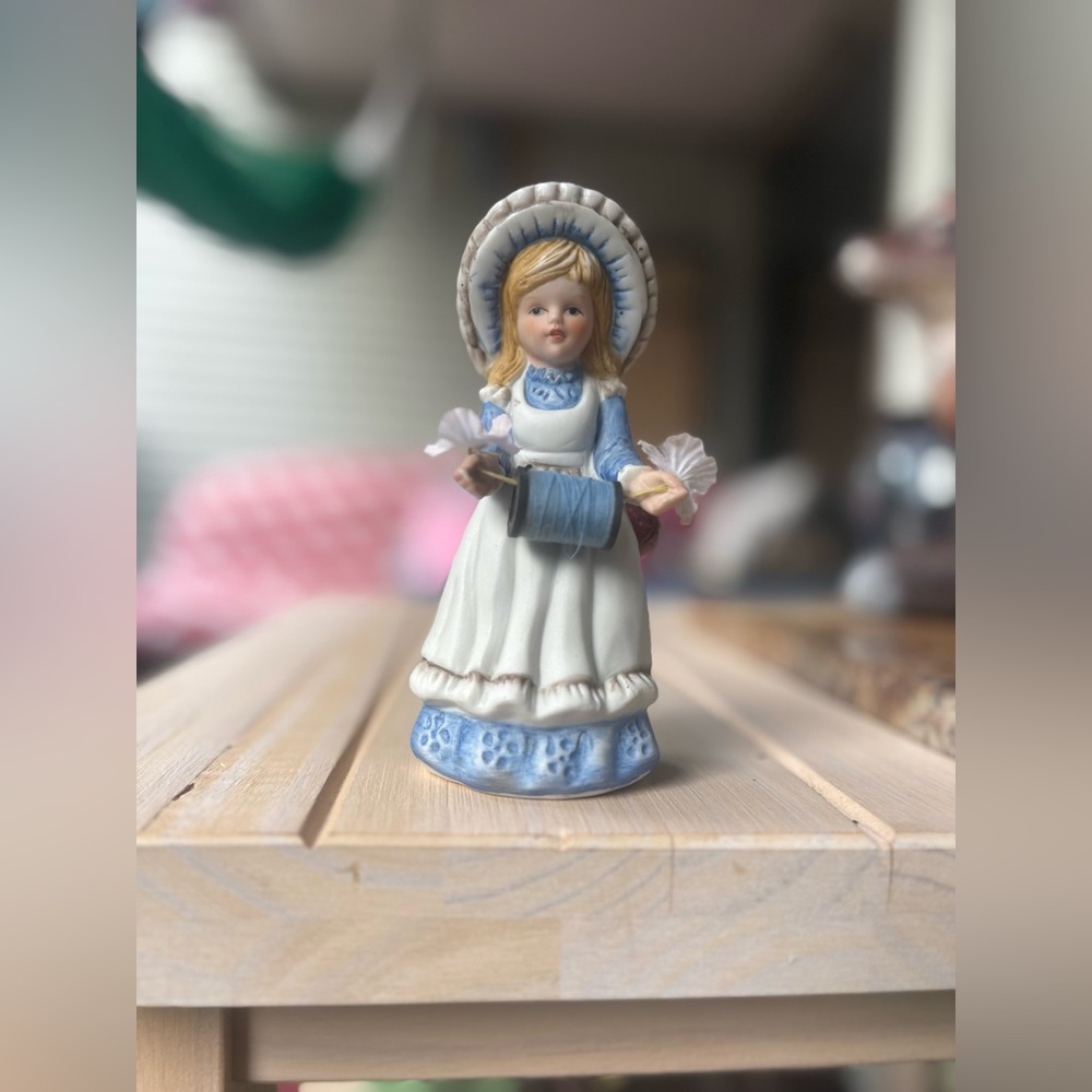 VINTAGE Blue & White Porcelain Seamstress Figurine • Thread & Pins Craft Lady - Picture 3 of 15